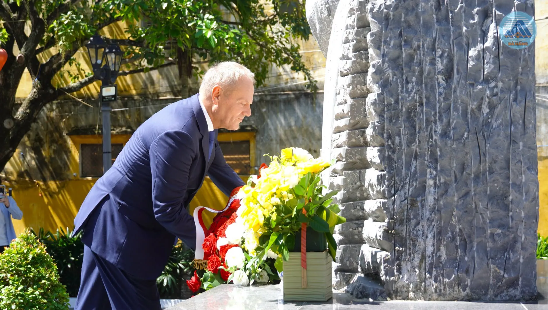 Thủ tướng Donald Tusk đặt vòng hoa tưởng niệm kiến trúc sư Kazimierz Kwiatkowski - Ảnh: Cổng thông tin điện tử Đà Nẵng