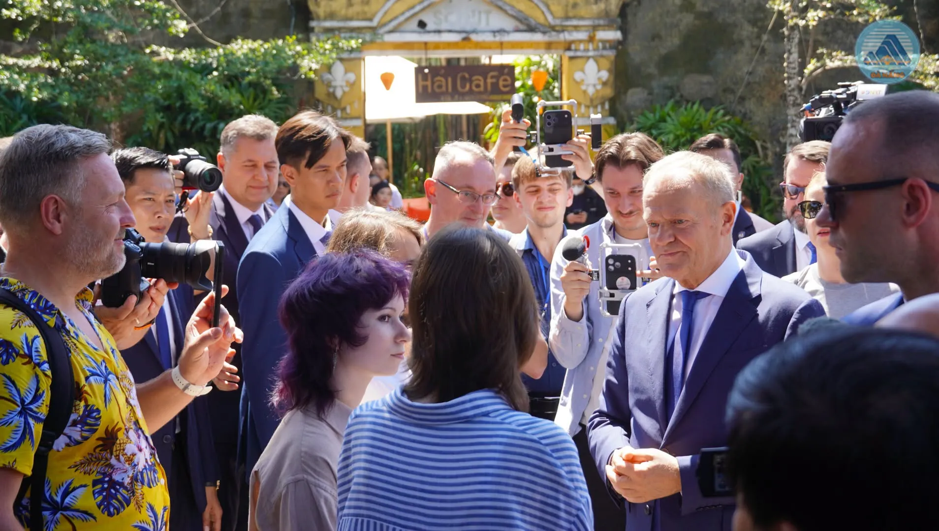 Thủ tướng Donald Tusk trò chuyện với du khách Ba Lan đang tham quan Hội An. Việt Nam trước đó đã miễn thị thực tối đa 45 ngày cho công dân Ba Lan - Ảnh: Cổng thông tin điện tử Đà Nẵng
