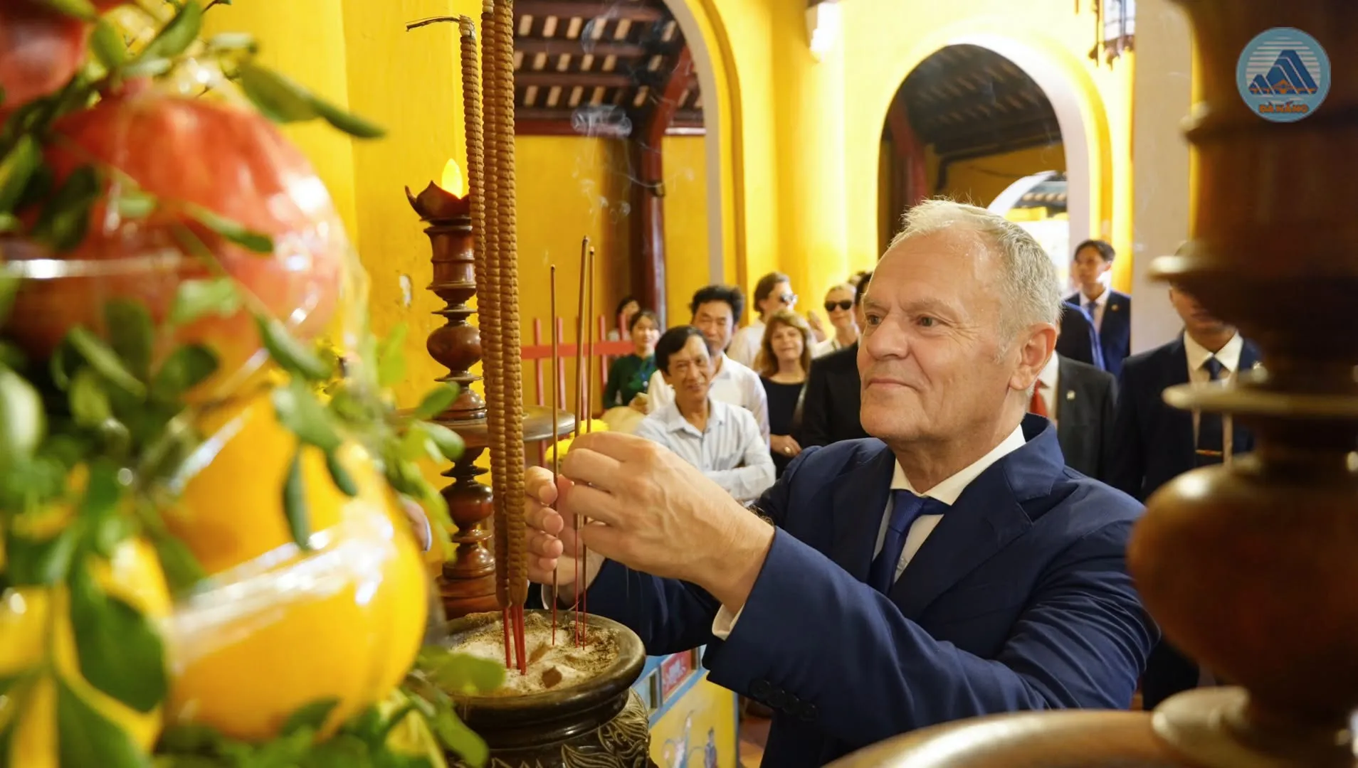 Thủ tướng Donald Tusk thăm và dâng hương tại đình làng Cẩm Phô - Ảnh: Cổng thông tin điện tử Đà Nẵng
