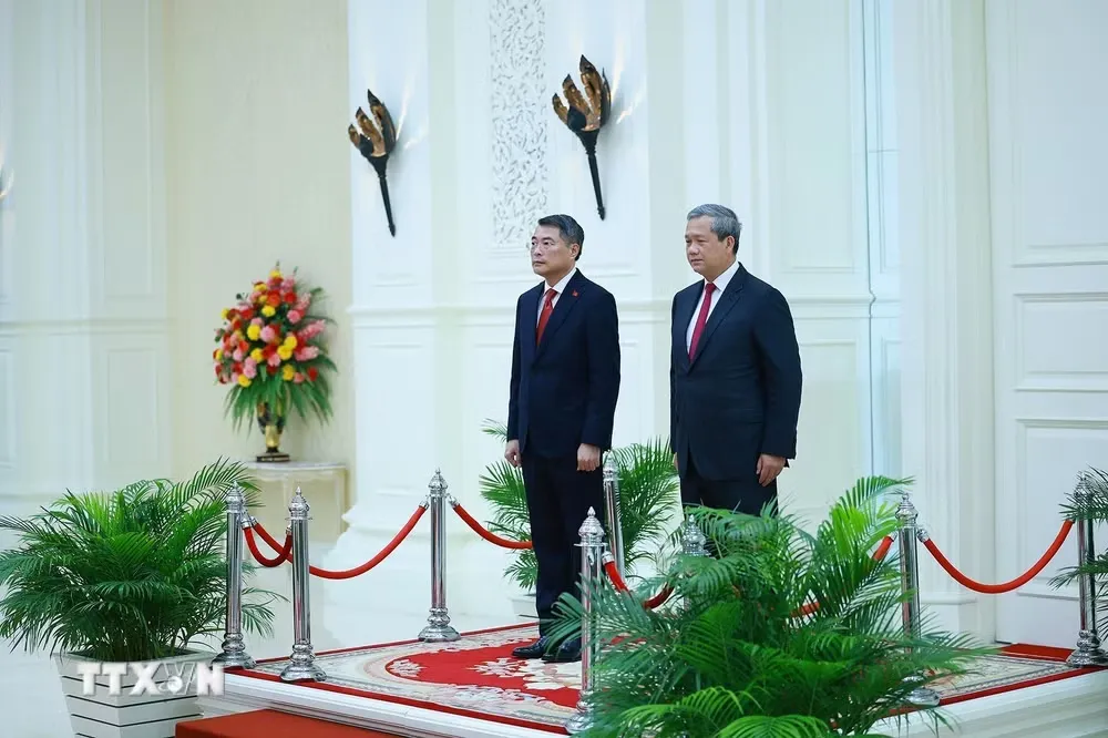 Thủ tướng Lê Minh Hưng và Thủ tướng Hun Manet trên bục danh dự, nghe quân nhạc cử Quốc thiều hai nước - Ảnh: TTXVN