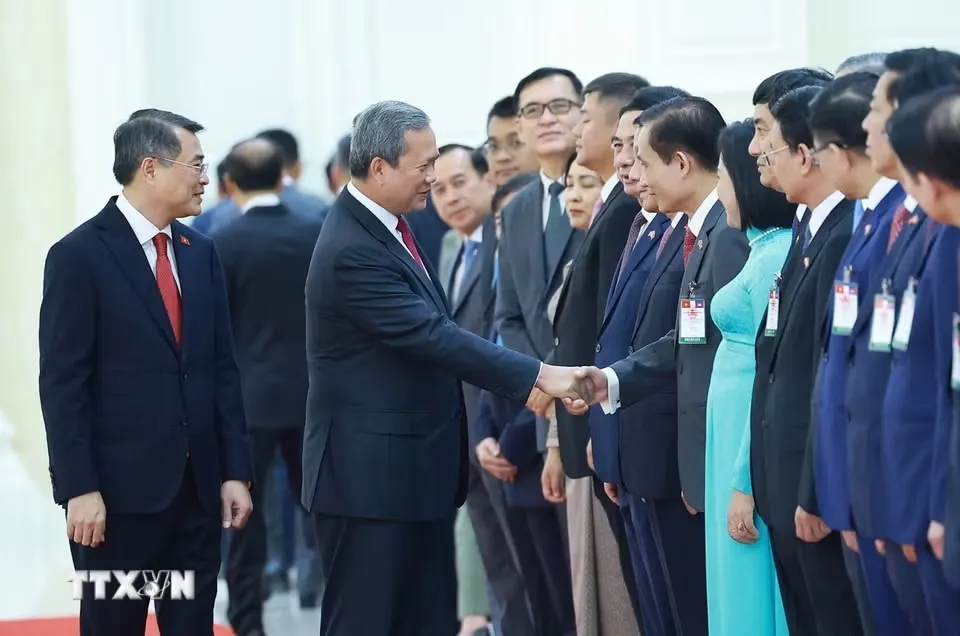 Thủ tướng Lê Minh Hưng giới thiệu cho Thủ tướng Hun Manet thành phần đoàn đại biểu cấp cao Việt Nam - Ảnh: TTXVN