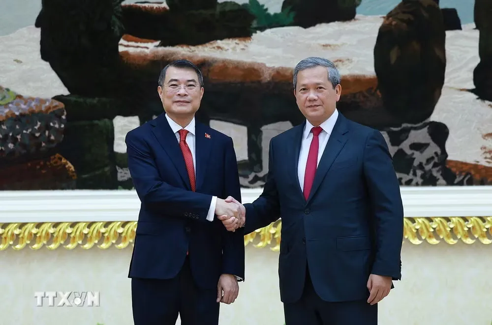 Thủ tướng Hun Manet chụp ảnh chung cùng Thủ tướng Lê Minh Hưng - Ảnh: TTXVN