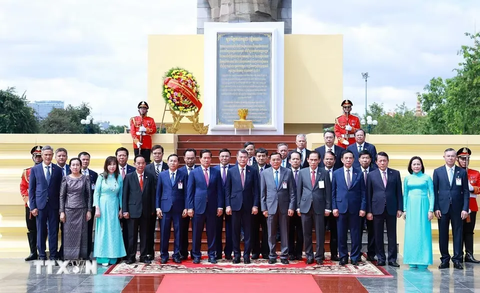 Thủ tướng Lê Minh Hưng và các đại biểu tại Đài Hữu nghị Campuchia - Việt Nam ở Thủ đô Phnom Penh - Ảnh: TTXVN