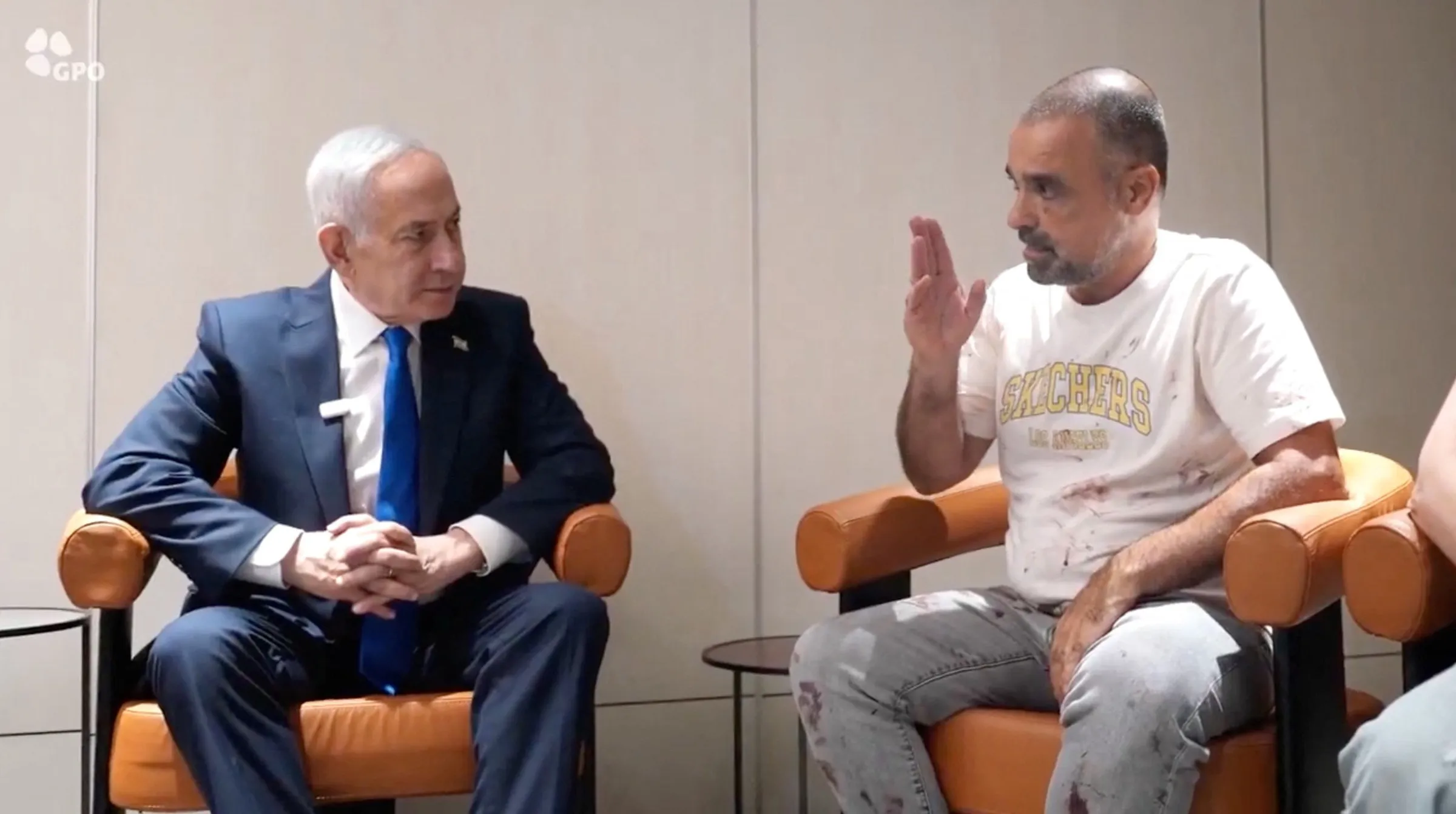 Thủ tướng Netanyahu gặp Yaniv Hayun, hành khách trên chuyến bay flydubai, tại sân bay Ben Gurion, Israel ngày 1/10.