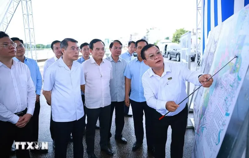 Thủ tướng Lê Minh Hưng kiểm tra thực địa Dự án xây dựng hạ tầng và cải tạo môi trường kênh Tham Lương - Bến Cát - Rạch Nước Lên, tại phường An Nhơn - Ảnh: Dương Giang/TTXVN