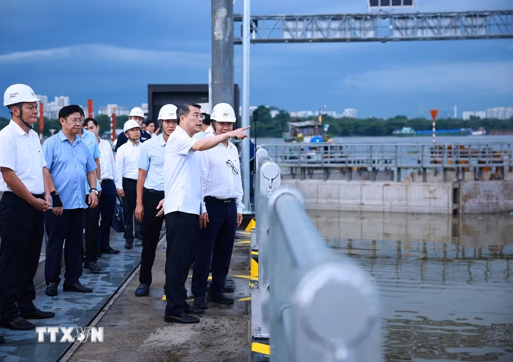 Thủ tướng Lê Minh Hưng kiểm tra Dự án chống ngập do triều cường tại phường Xóm Chiếu, TP.HCM - Ảnh: Dương Giang/TTXVN