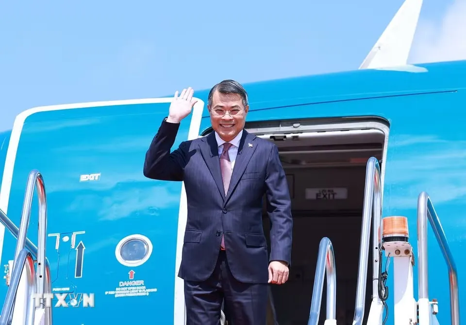 Thủ tướng Lê Minh Hưng đến thủ đô Vientiane, bắt đầu chuyến thăm chính thức Lào - Ảnh: TTXVN