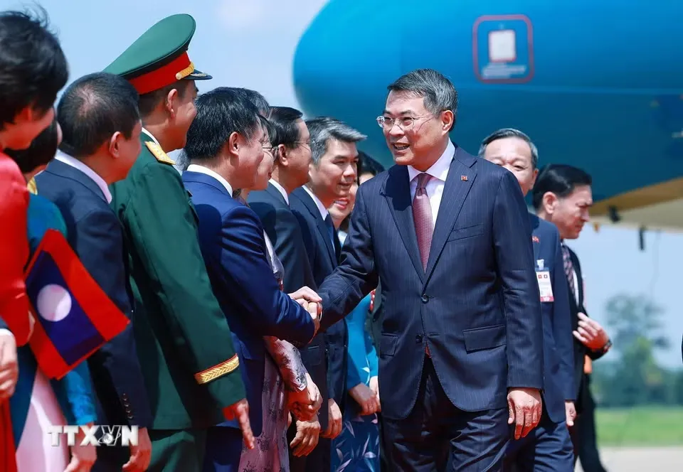 Cán bộ, nhân viên Đại sứ quán và cộng đồng người Việt Nam tại Lào đón Thủ tướng Lê Minh Hưng - Ảnh: TTXVN