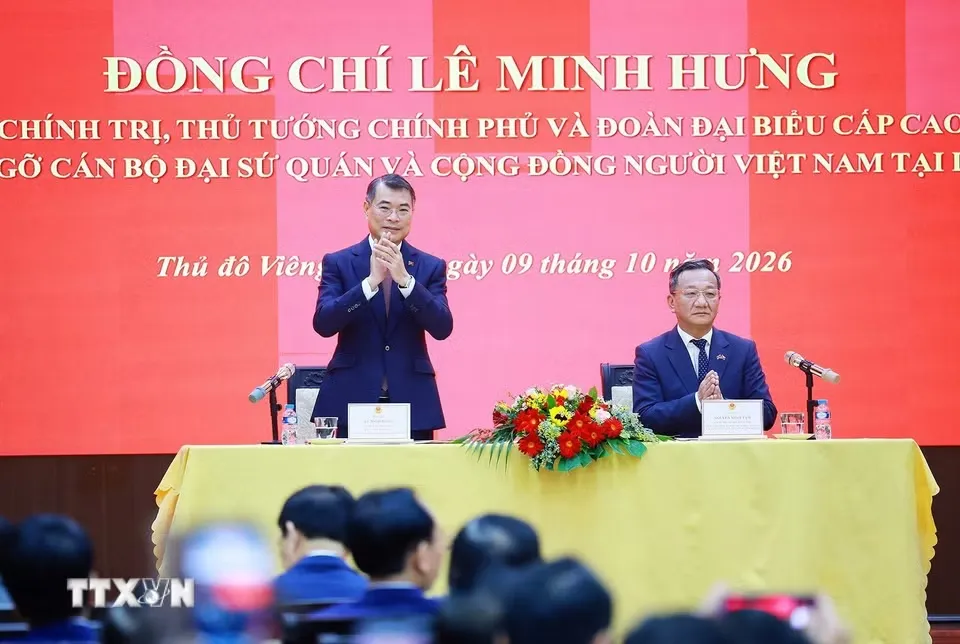 Thủ tướng Lê Minh Hưng và Đại sứ Việt Nam tại Lào Nguyễn Minh Tâm - Ảnh:  TTXVN