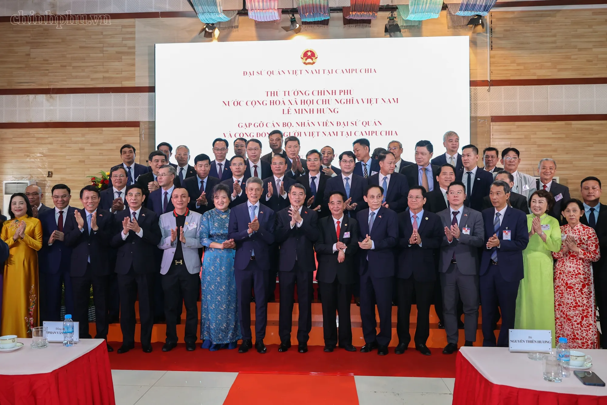 Thủ tướng Lê Minh Hưng và đoàn đại biểu cấp cao Việt Nam chụp ảnh chung cùng đại diện cộng đồng và cán bộ, nhân viên Đại sứ quán, các cơ quan đại diện Việt Nam tại Campuchia - Ảnh: CHINHPHU.VN