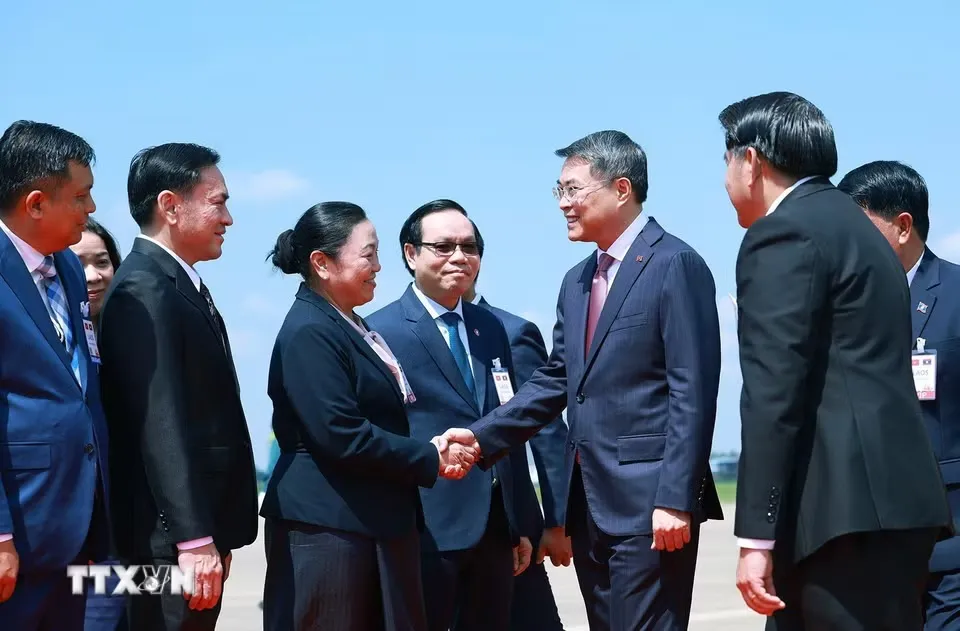 Đại diện các cơ quan của Lào đến sân bay đón Thủ tướng Lê Minh Hưng - Ảnh: TTXVN