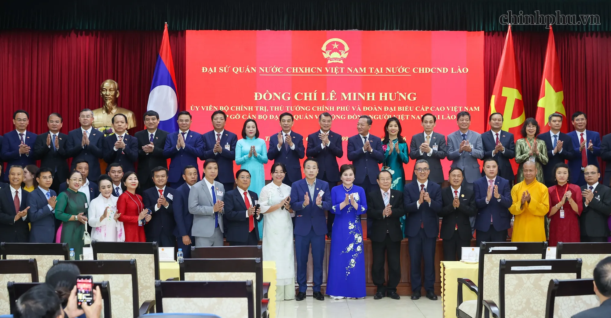 Thủ tướng Lê Minh Hưng chụp ảnh chung cùng cán bộ, nhân viên đại sứ quán và bà con người Việt tại Lào - Ảnh: CHINHPHU.VN