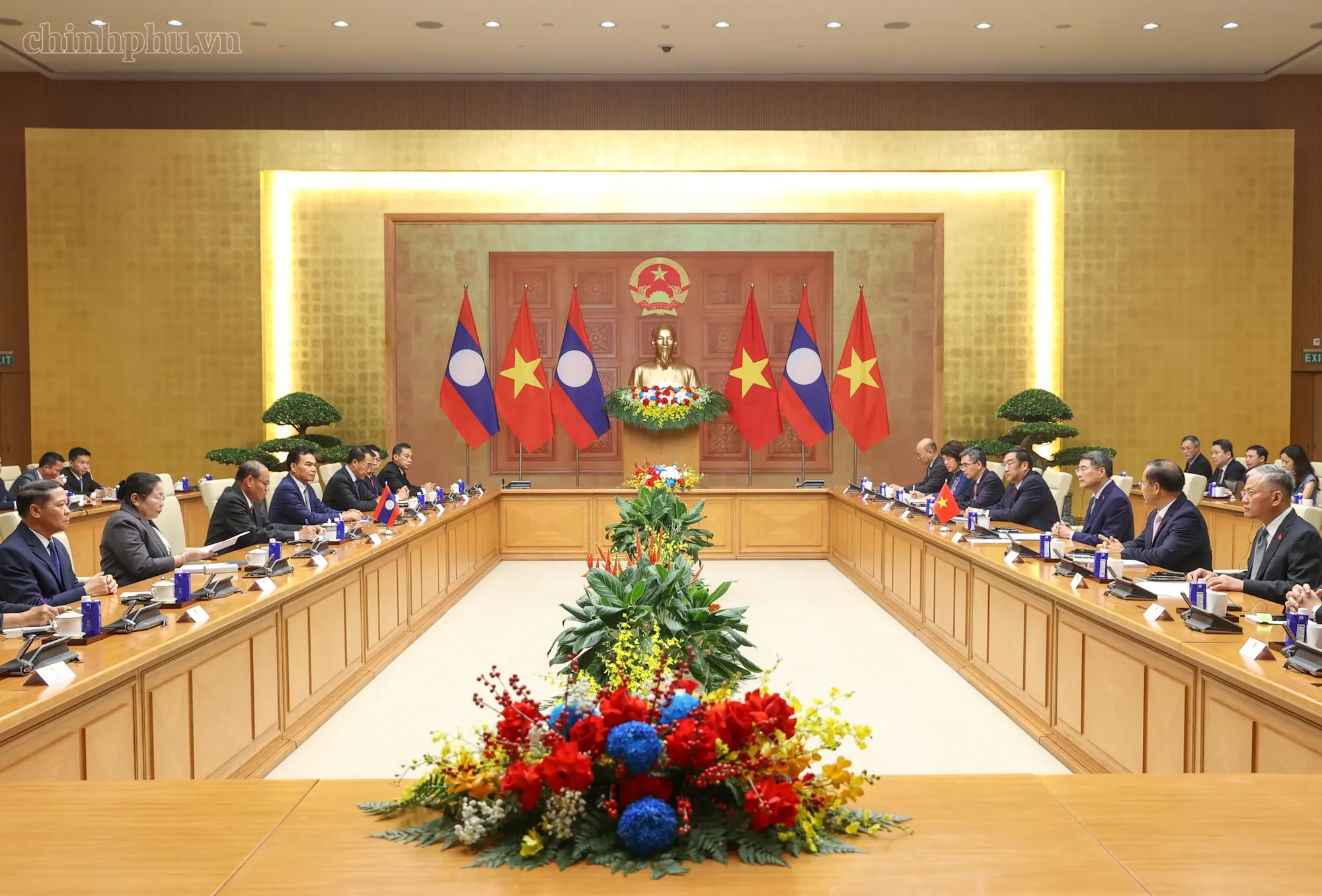 Quang cảnh cuộc gặp của Thủ tướng Lê Minh Hưng và Thường trực Ban Bí thư Đảng Nhân dân Cách mạng Lào Vilay Lakhamfong - Ảnh: VGP