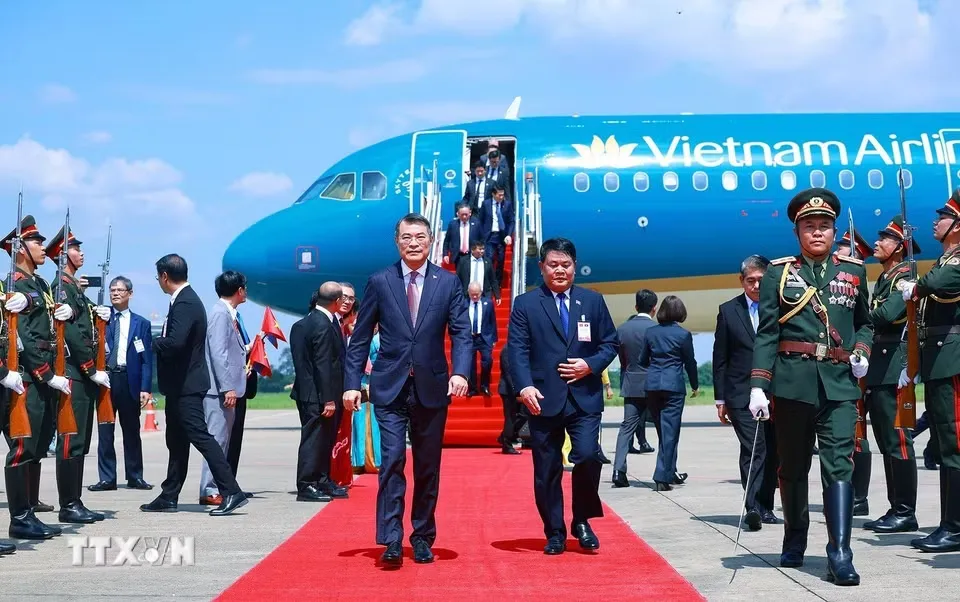 Đội tiêu binh đứng dọc thảm đỏ chào mừng Thủ tướng Lê Minh Hưng và đoàn đại biểu Việt Nam - Ảnh: TTXVN