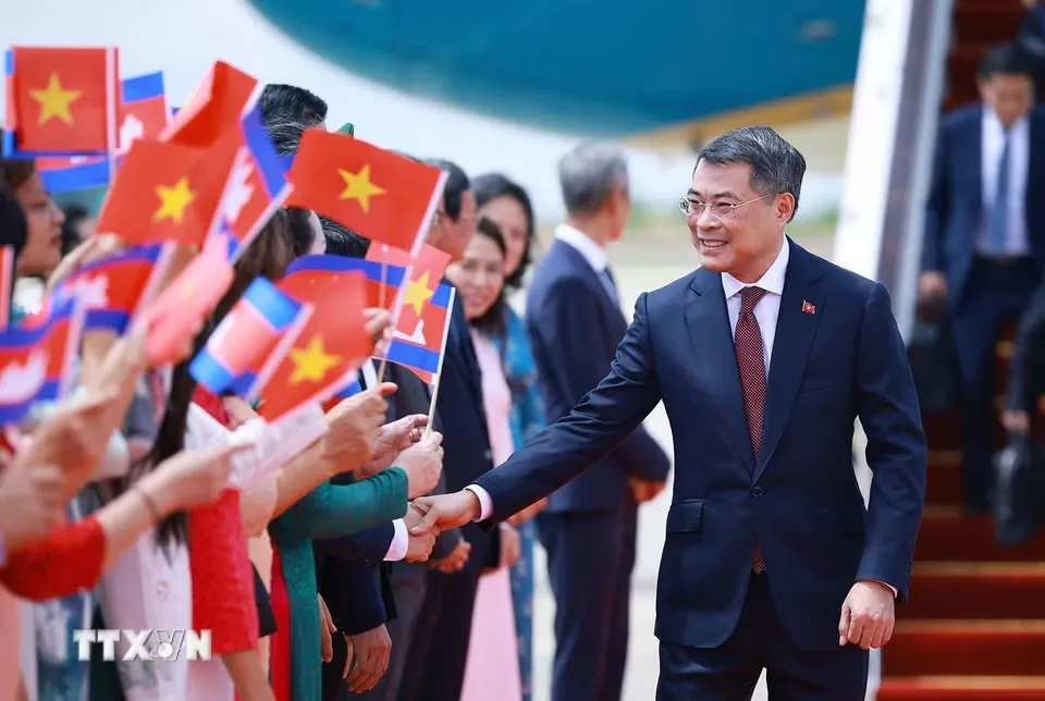 Các đại biểu đón Thủ tướng Lê Minh Hưng đến thăm chính thức Campuchia - Ảnh: TTXVN