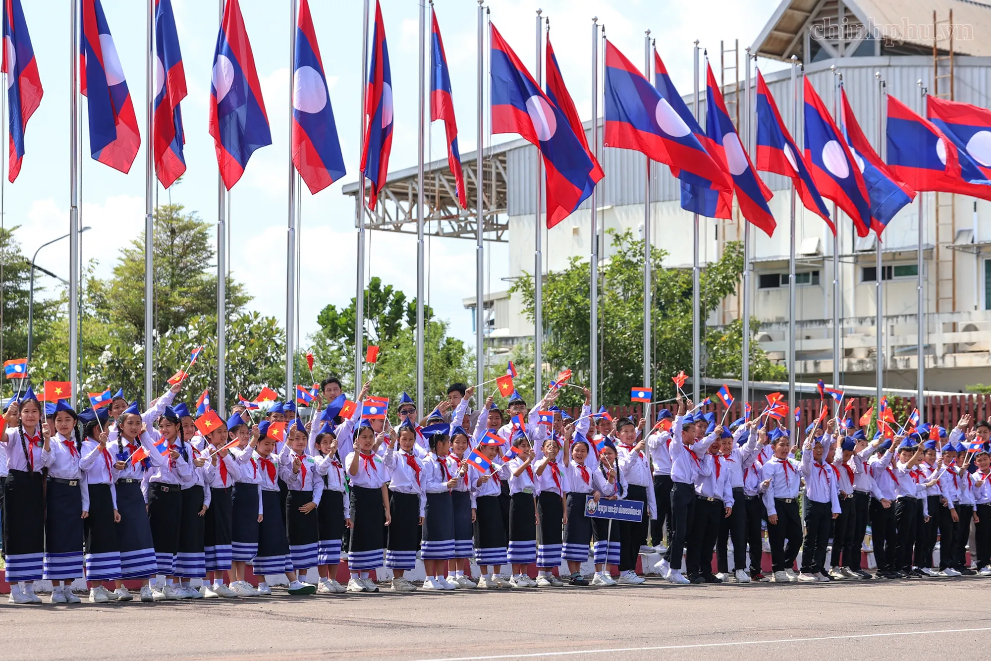 Các em học sinh Lào đón chào Thủ tướng Lê Minh Hưng - Ảnh: CHINHPHU.VN