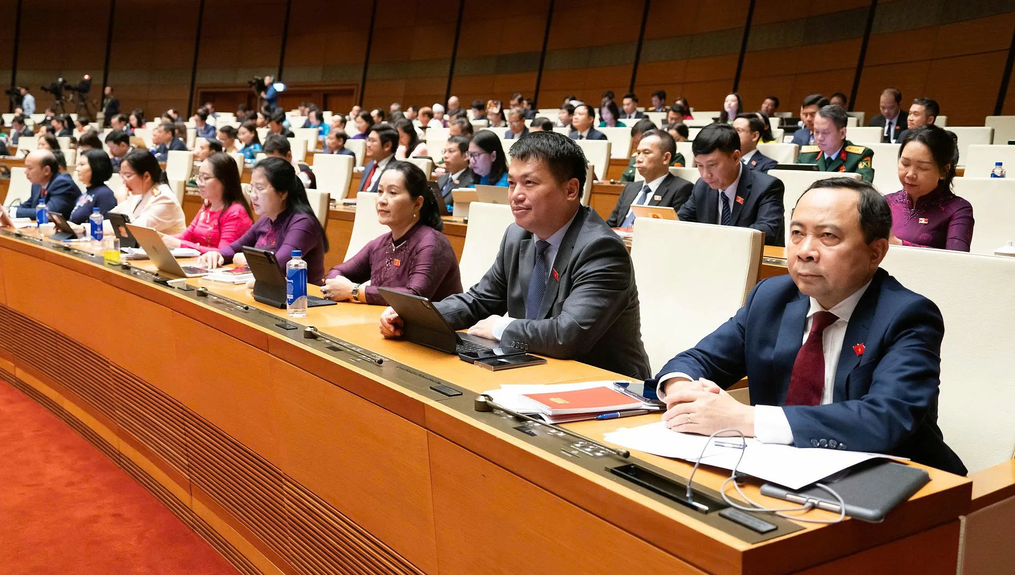 Bộ trưởng Khoa học và Công nghệ Vũ Hải Quân (ngoài cùng phải) tại phiên khai mạc kỳ họp.