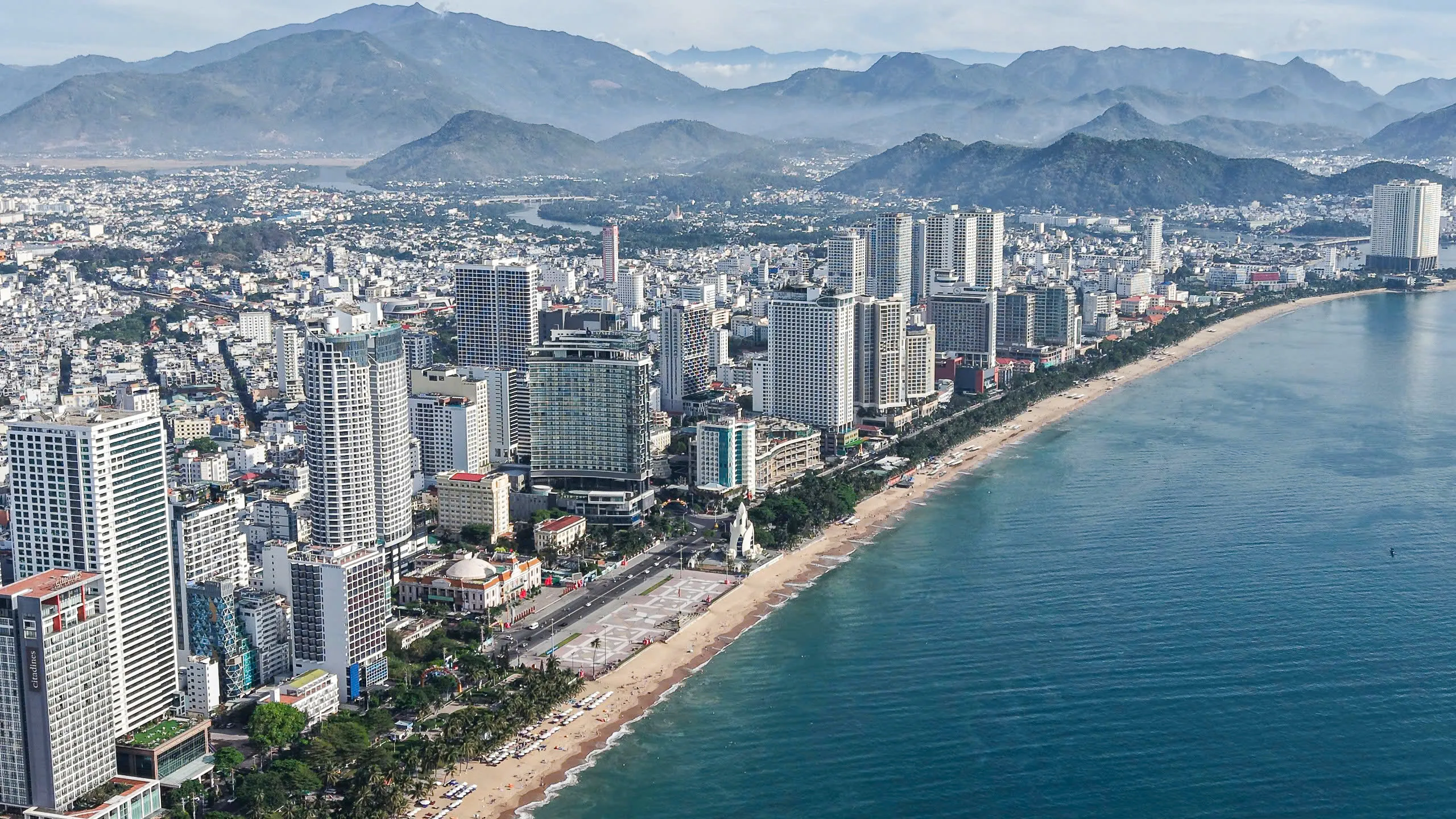 Nha Trang được xác định đô thị trung tâm của Khánh Hòa - Ảnh: XUÂN HOÁT