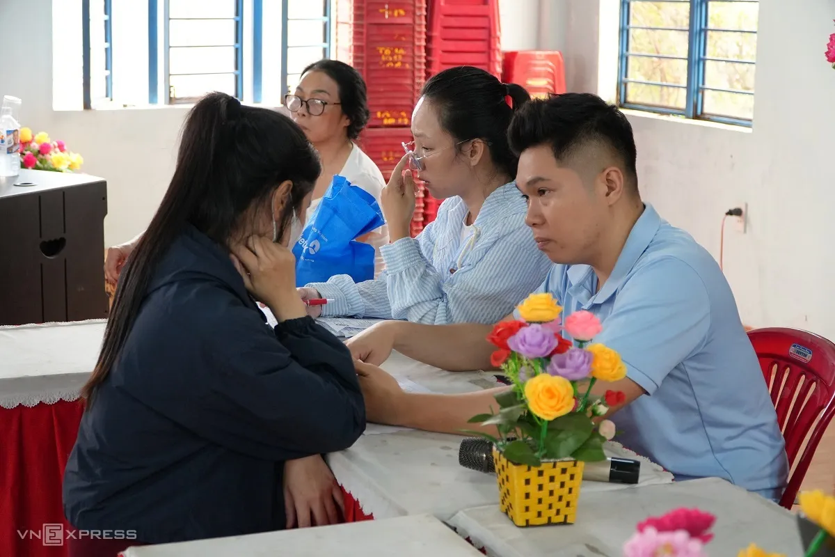 Người dân (trái) đến thương lượng bồi thường.
