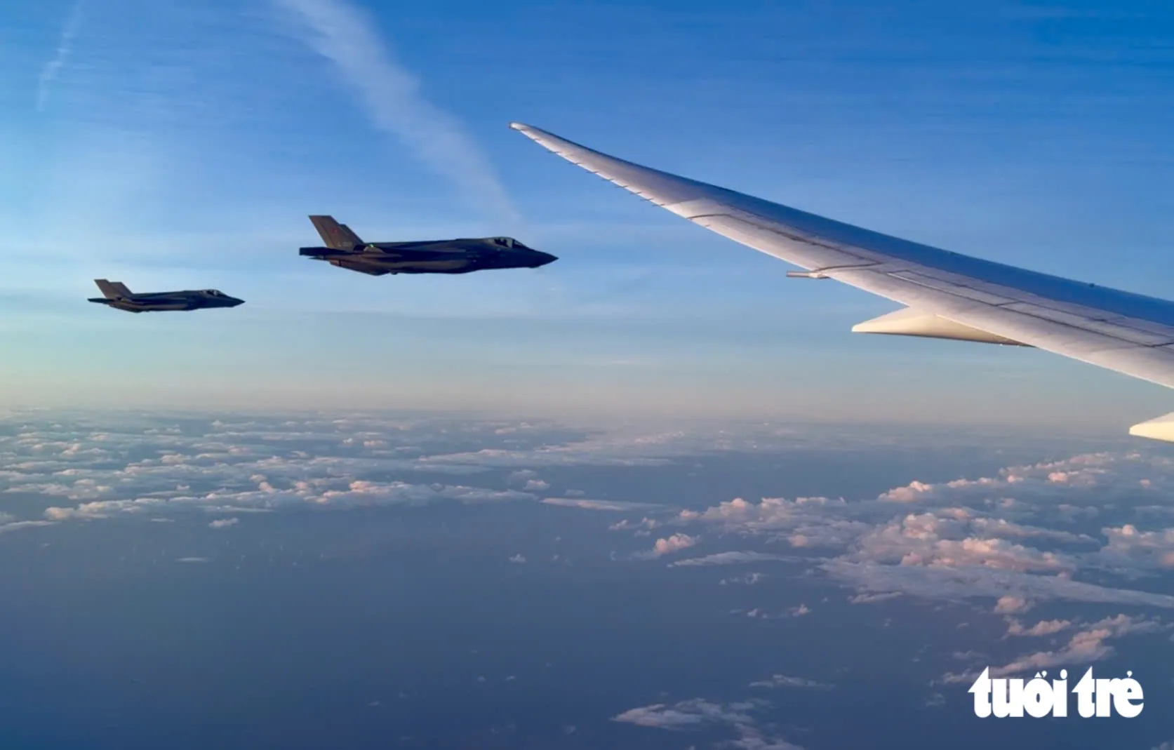 Hai tiêm kích F-35 của Đan Mạch hộ tống chuyên cơ chở Tổng Bí thư, Chủ tịch nước Tô Lâm và Phu nhân Ngô Phương Ly đến sân bay thủ đô Copenhagen an toàn ngày 19-10 - Ảnh: NGUYỄN KHÁNH