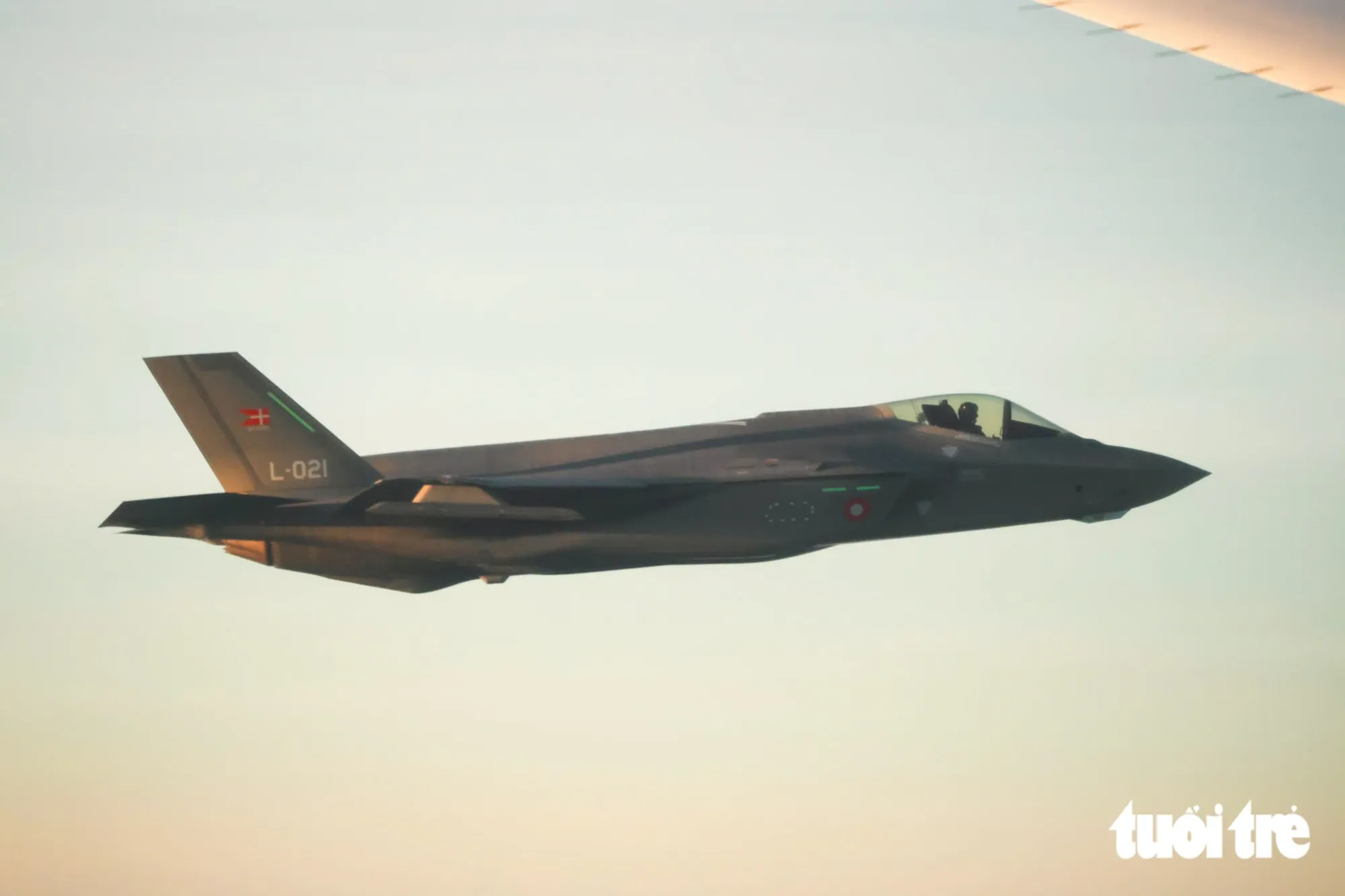 Cận cảnh tiêm kích F-35 hiện đại nhất của Đan Mạch đang hộ tống chuyên cơ chở Tổng Bí thư, Chủ tịch nước Tô Lâm và Phu nhân Ngô Phương Ly cùng đoàn đại biểu cấp cao Việt Nam - Ảnh: NGUYỄN KHÁNH