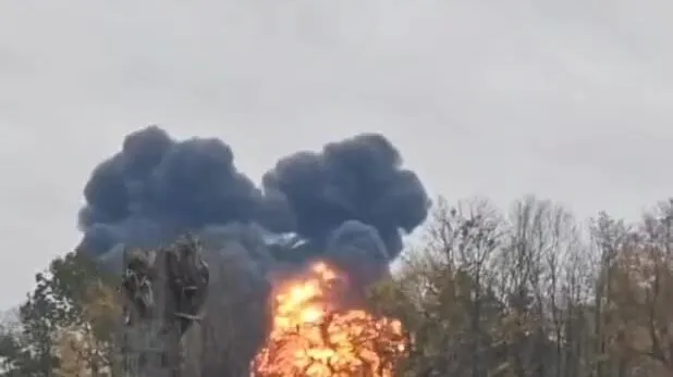 Vụ nổ bùng lên trong vụ rơi tiêm kích Su-30 ở Kaliningrad hôm 21/10.