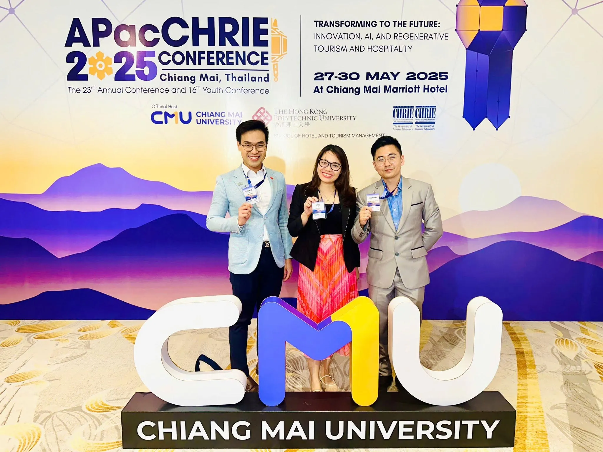 TS Quyết (trái) giao lưu học thuật tại Thái Lan, anh hay tranh thủ kể chuyện đất nước và con người Việt Nam - Ảnh: NVCC