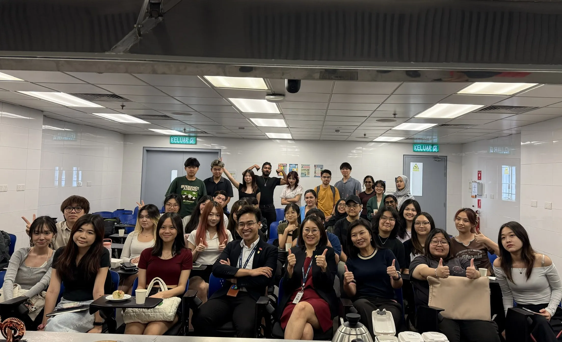 TS Quyết vui vẻ cùng sinh viên trong buổi giảng dạy chuyên ngành tại Đại học Sunway - Ảnh: NVCC