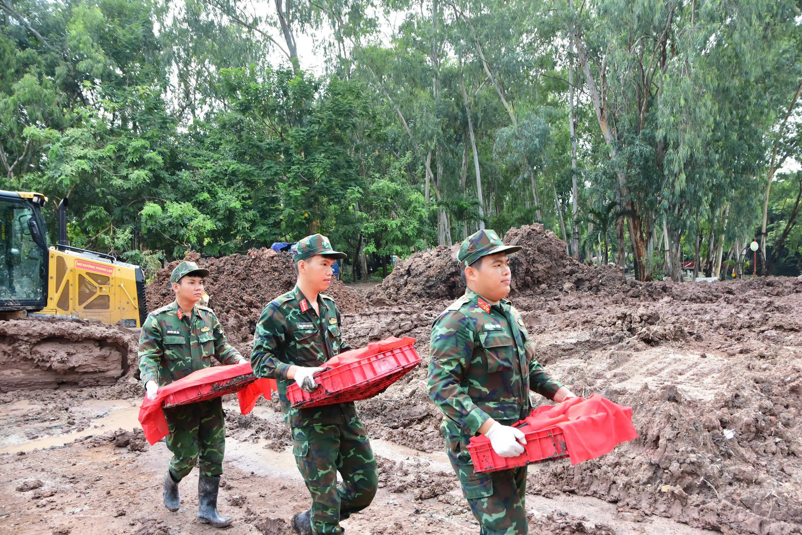 Các chiến sĩ đội K74 đưa hài cốt vừa được tìm thấy về khu vực lưu mẫu, lấy mẫu - Ảnh: Bộ Tư lệnh TP.HCM