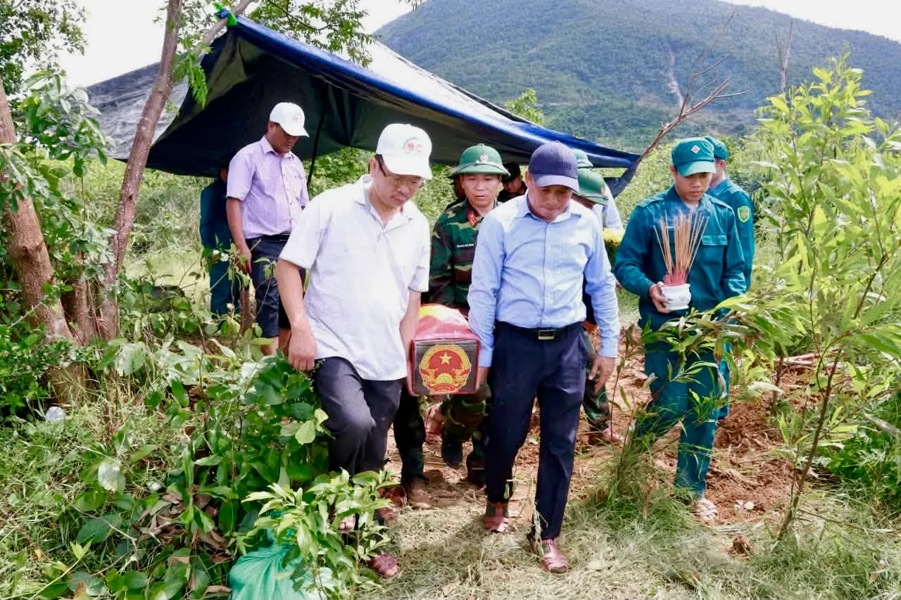 Hài cốt nữ liệt sĩ được đưa về Đài tưởng niệm liệt sĩ xã Hòa Mỹ - Ảnh: QUỐC KHÁNH