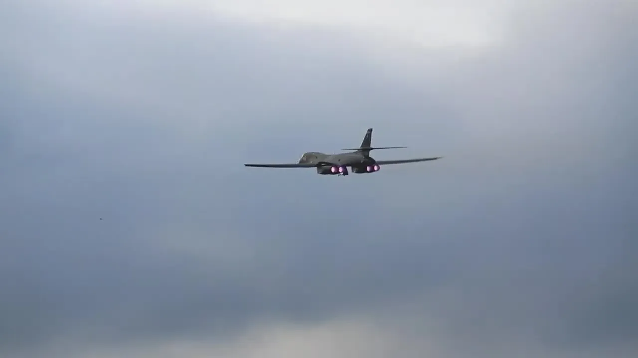 Oanh tạc cơ B-1B Mỹ cất cánh từ căn cứ Fairford, Anh ngày 11/3.