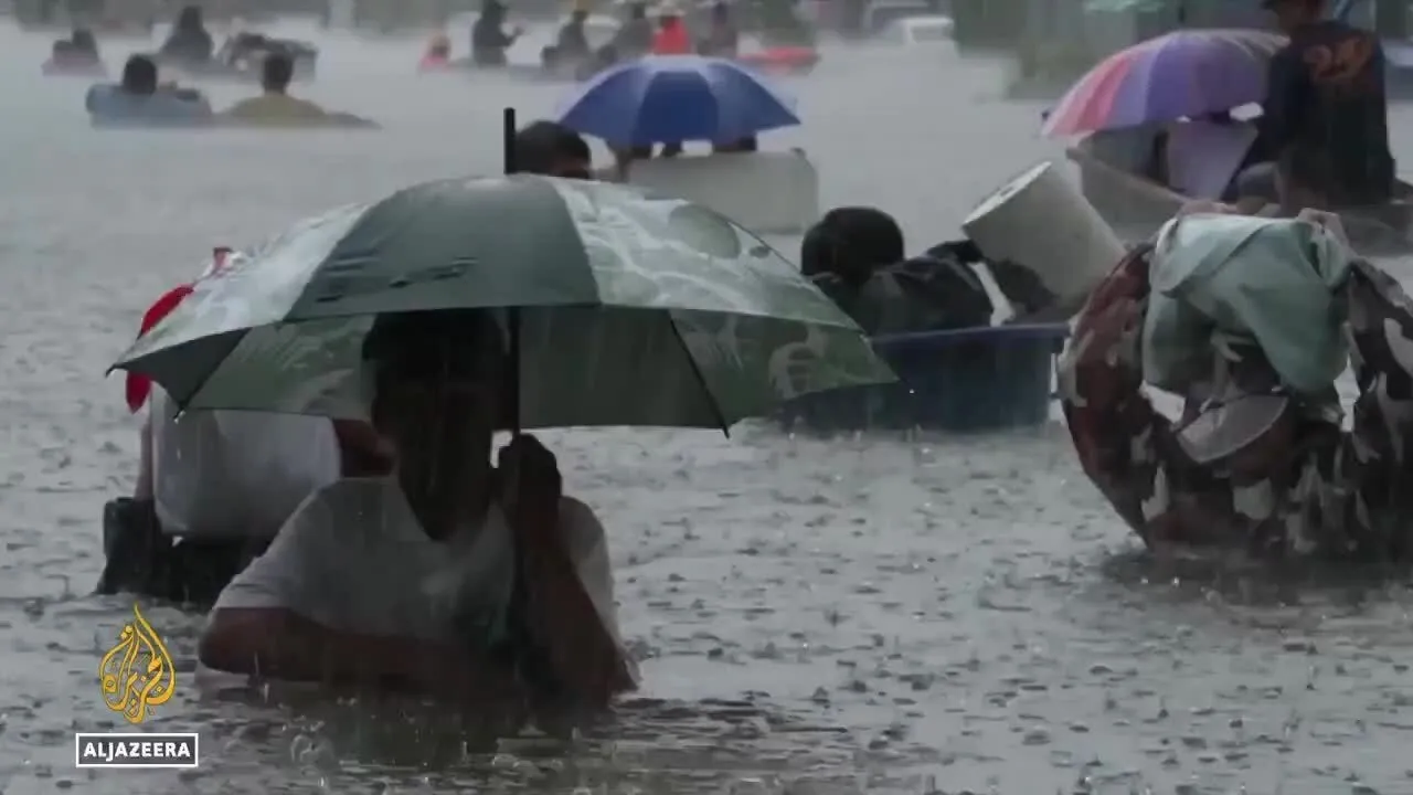 Người dân Bangkok chật vật vì lũ lụt.