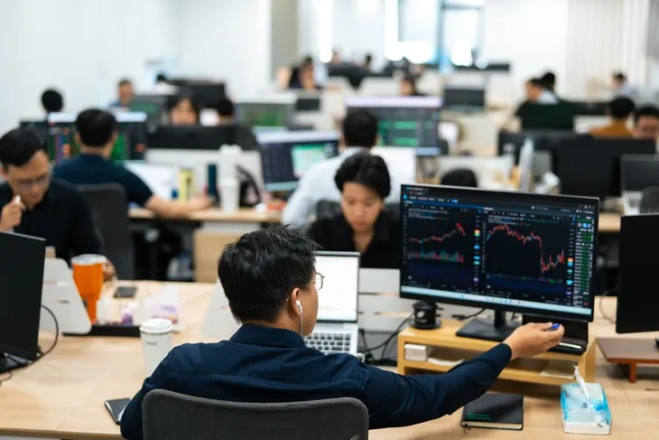 VN-Index có thể lùi về vùng 1.700 điểm - Ảnh: HỮU HẠNH