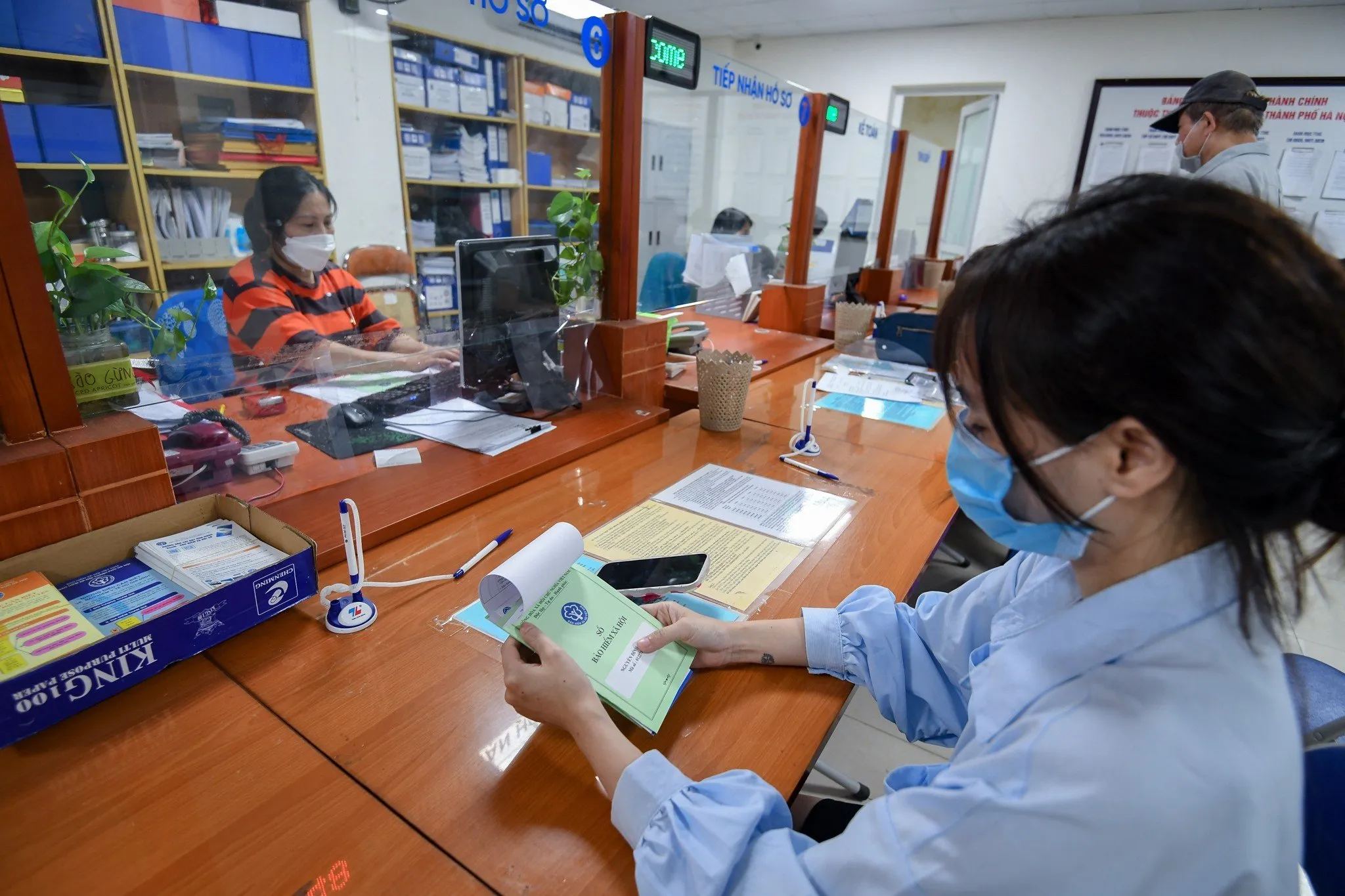 Người dân làm thủ tục bảo hiểm xã hội tại Hà Nội - Ảnh: NAM TRẦN