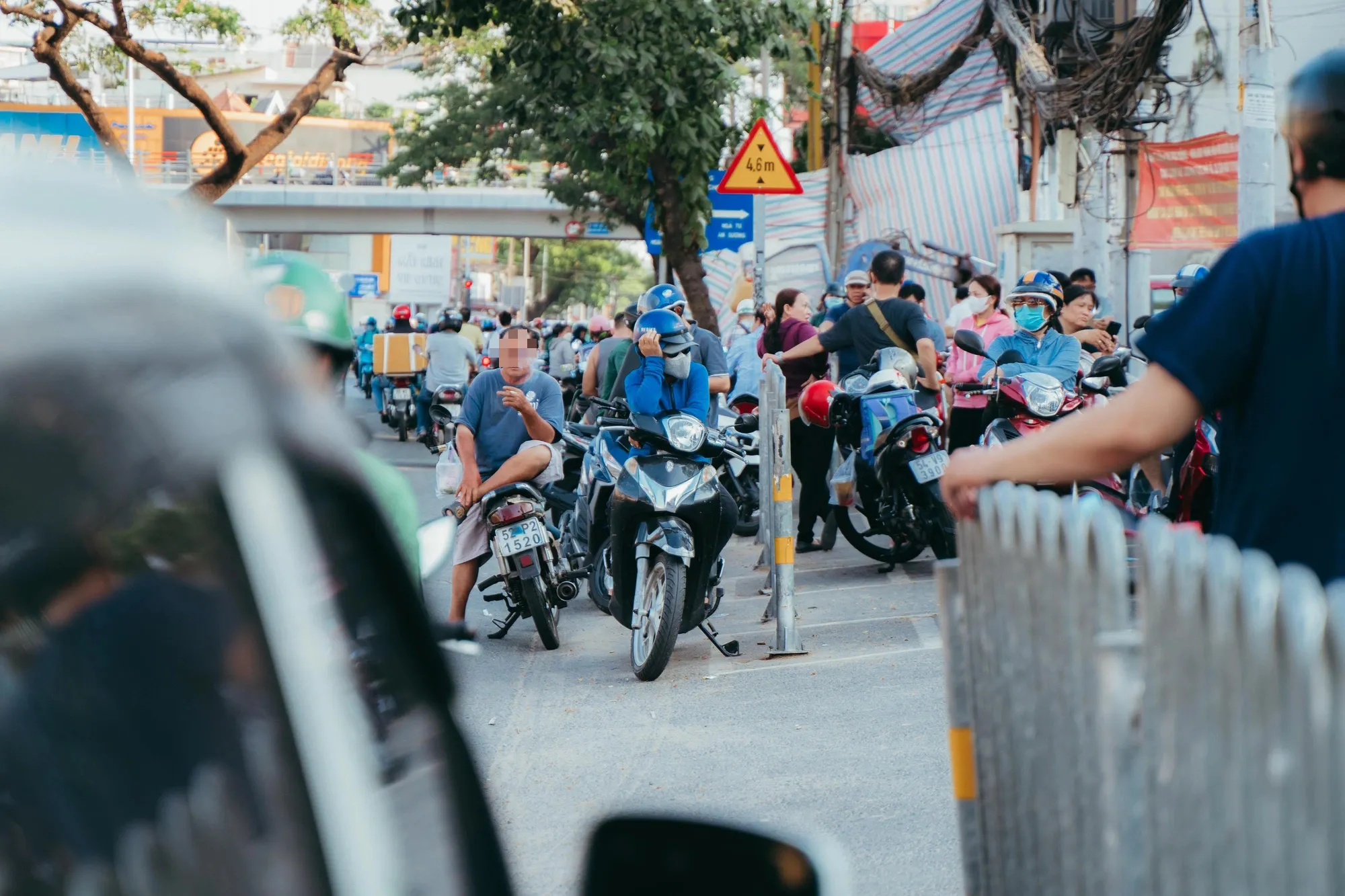 Nhiều phụ huynh đậu xe dưới đường chờ đợi con tan học - Ảnh: THANH HIỆP