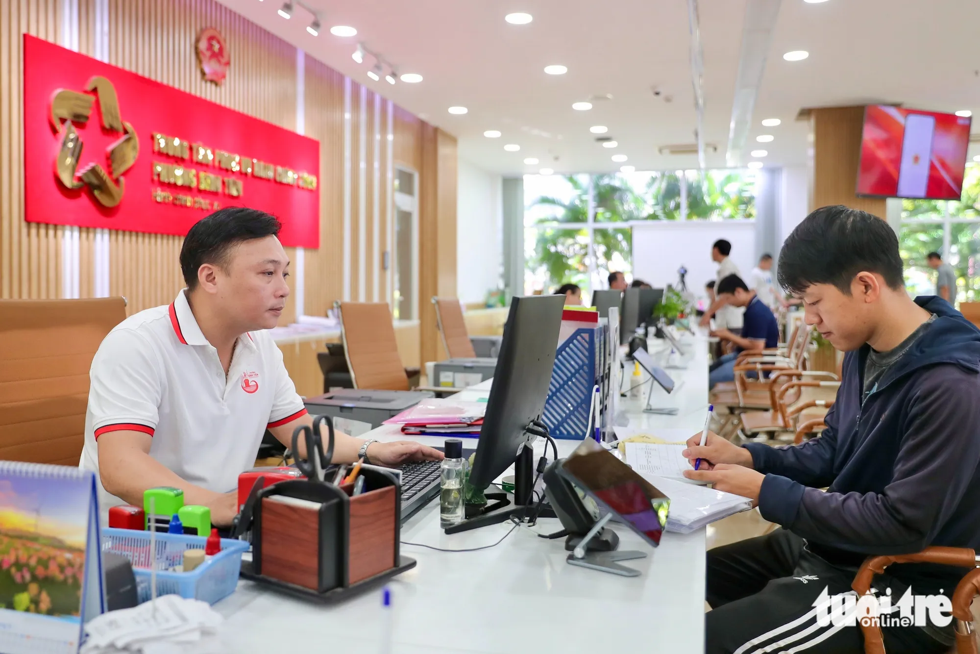 Người dân đến Trung tâm Phục vụ hành chính công phường Bình Tiên để chứng thực, giải quyết hồ sơ - Ảnh: HOÀNG TRIỀU