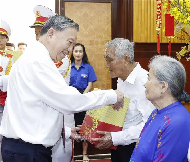 Tổng Bí thư Tô Lâm tặng quà cho gia đình chính sách và người có công tiêu biểu - Ảnh:TTXVN