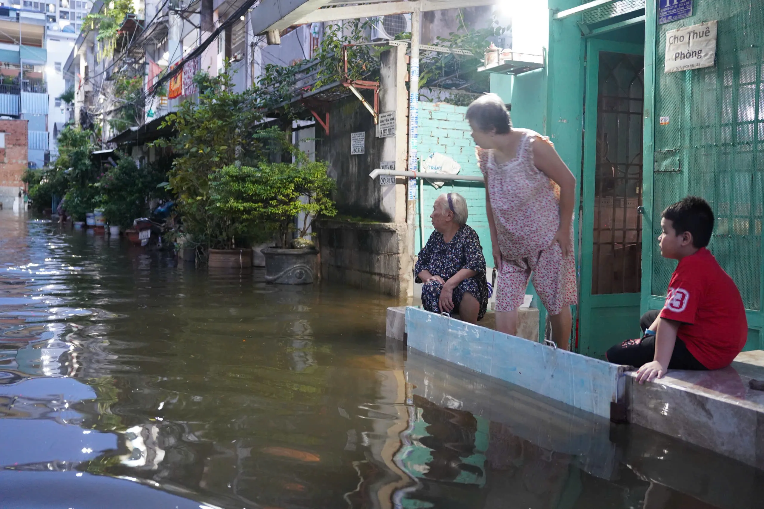 Triều cường gây ngập tại đường Bùi Văn Ba (phường Tân Thuận) ngày 12-10 - Ảnh: CAM LY