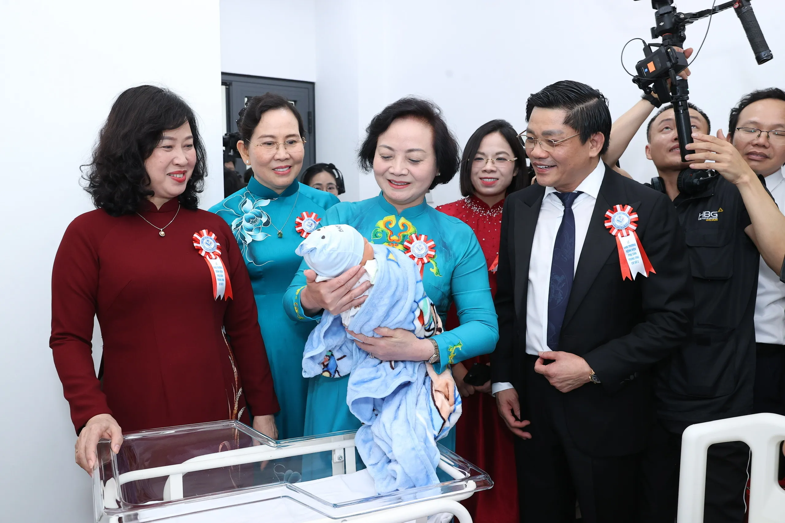 Phó thủ tướng Phạm Thị Thanh Trà (thứ 3 từ trái) cùng lãnh đạo Bộ Y tế và lãnh đạo bệnh viện thăm các bé sơ sinh vừa chào đời tại bệnh viện ngày 17-10 - Ảnh: BVCC