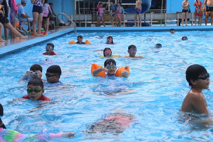 TP.HCM đề xuất hỗ trợ tiền học bơi cho học sinh tiểu học - Ảnh: ĐỨC KHUÊ