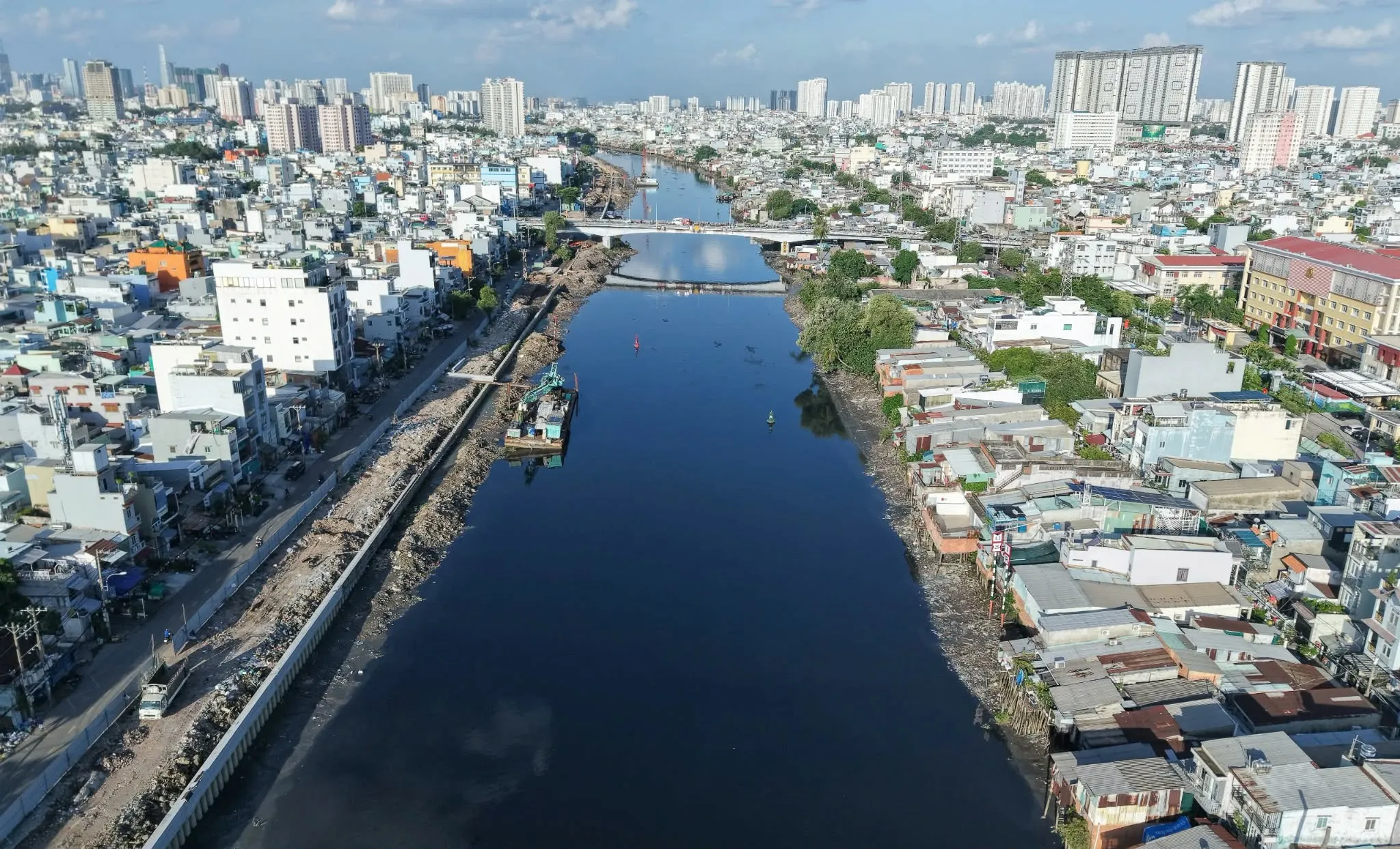 Toàn cảnh kênh Đôi, bên trái là bờ bắc, bên phải là bờ nam - Ảnh: THUẬN VĂN