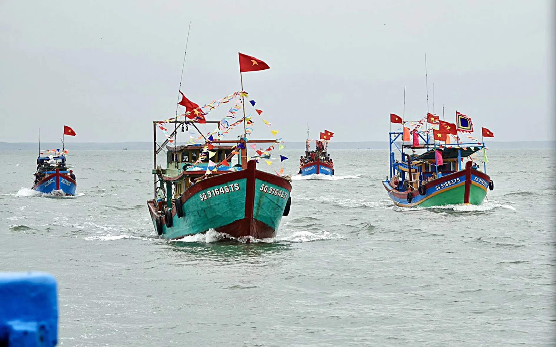 Đoàn ghe của ngư dân chạy theo ghe Nghinh ra khu vực làm lễ trong Lễ hội Nghinh Ông Cần Giờ 2024 - Ảnh: T.T.D.