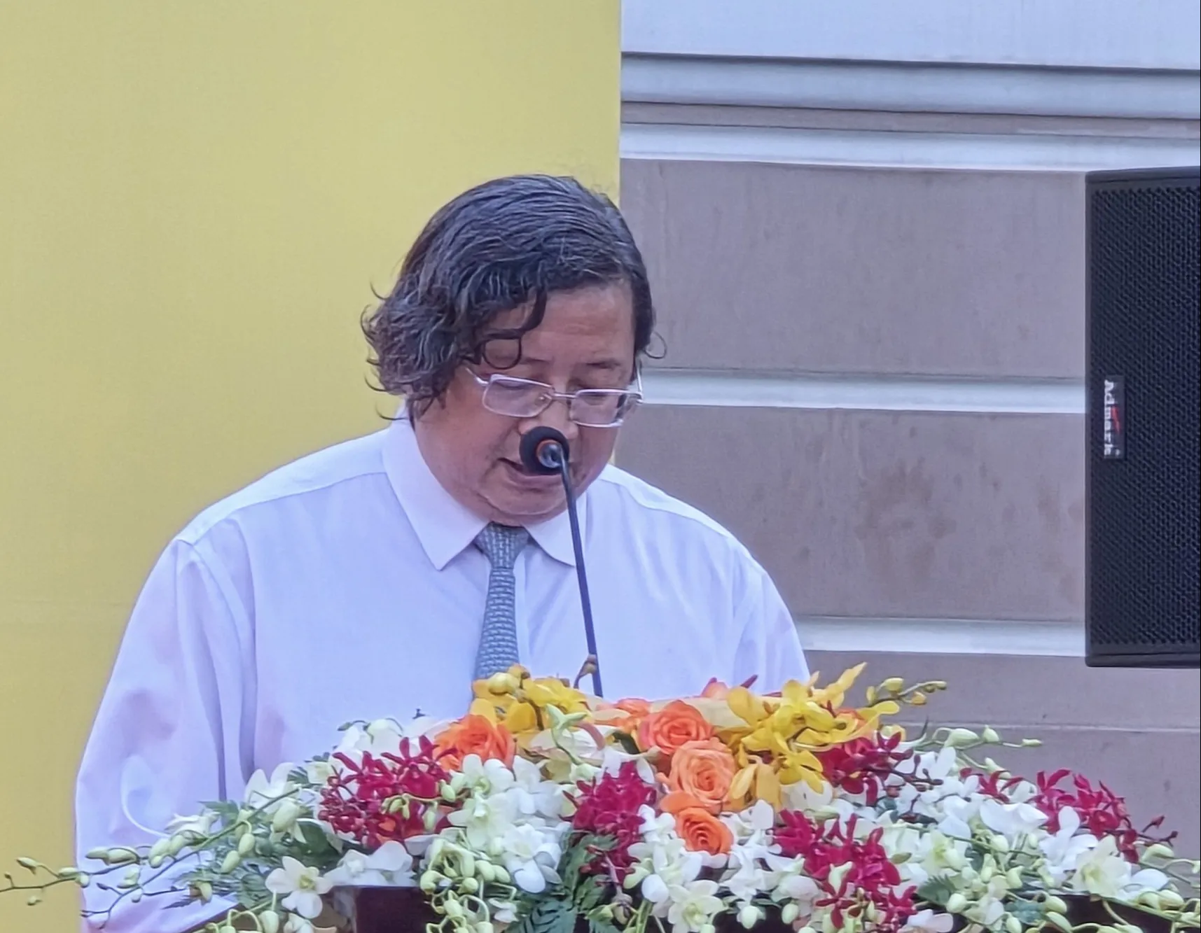 Ông Nguyễn Minh Nhựt, Phó giám đốc Sở Văn hóa và Thể thao TP.HCM, đọc quyết định công nhận nghệ thuật lân sư rồng của người Hoa ở TP.HCM vào danh mục di sản văn hóa phi vật thể quốc gia - Ảnh: HOÀNG LÊ