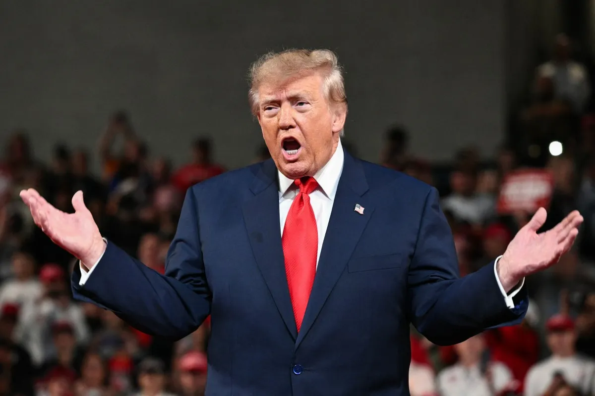 Tổng thống Mỹ Donald Trump phát biểu tại cuộc vận động ở Clarksville, bang Tennessee, Mỹ ngày 10-10-2026 - Ảnh: AFP