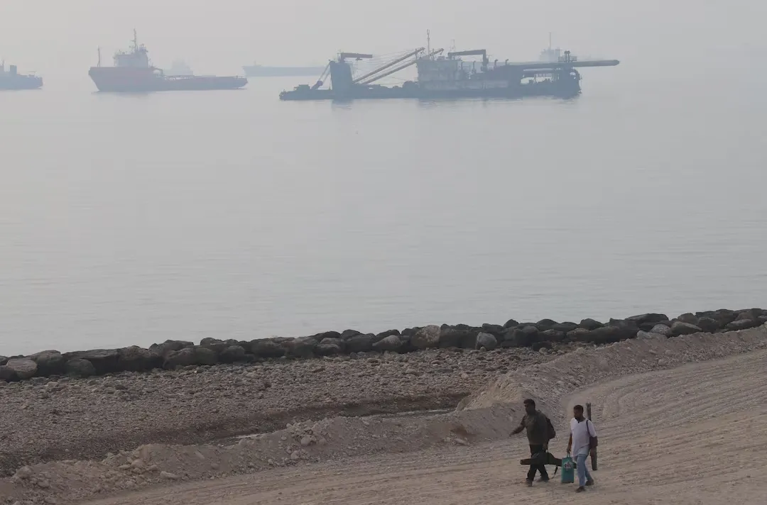 Tàu thuyền tại eo biển Hormuz, trong ảnh chụp gần bờ biển Bandar Abbas, Iran ngày 6-10-2026 - Ảnh: REUTERS