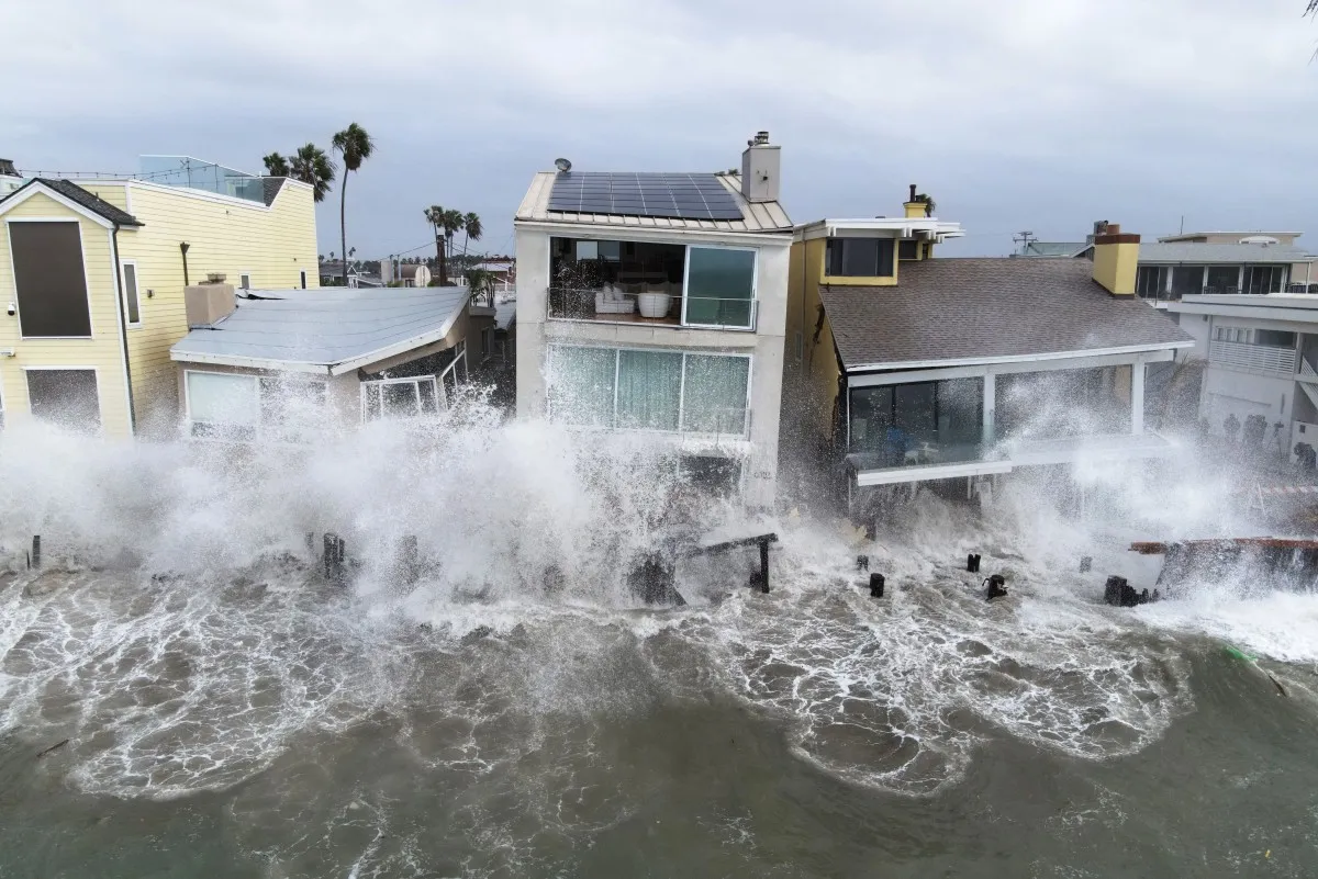 Sóng lớn do bão nhiệt đới Rachel gây ra ập vào lối đi bộ ven biển và nhà cửa ở thành phố Long Beach, bang California, Mỹ ngày 11-10-2026 - Ảnh: AFP