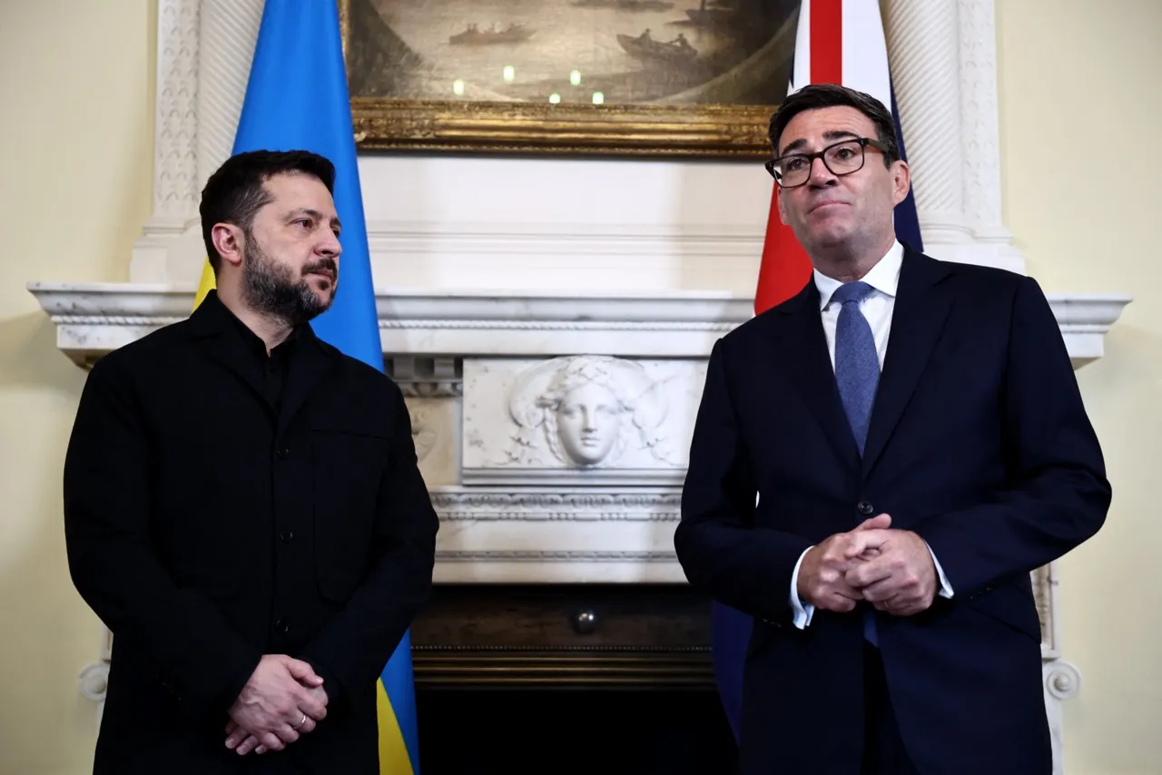 Tổng thống Ukraine Volodymyr Zelensky (trái) gặp Thủ tướng Anh Andy Burnham tại dinh Thủ tướng Anh ở phố Downing, London ngày 14-10 - Ảnh: AFP