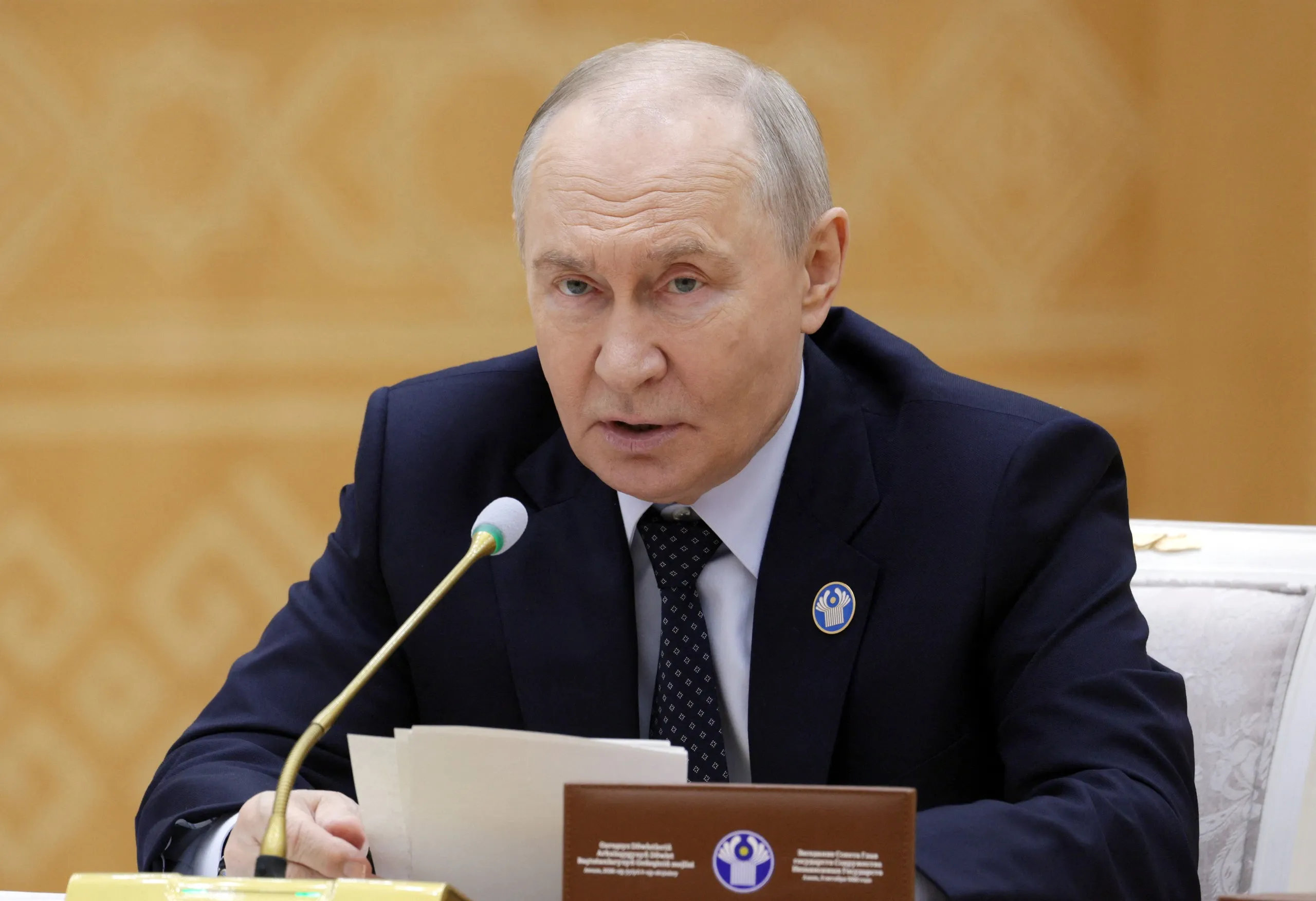Tổng thống Nga Vladimir Putin phát biểu tại một sự kiện tại Turkmenistan ngày 9-10 - Ảnh: AFP