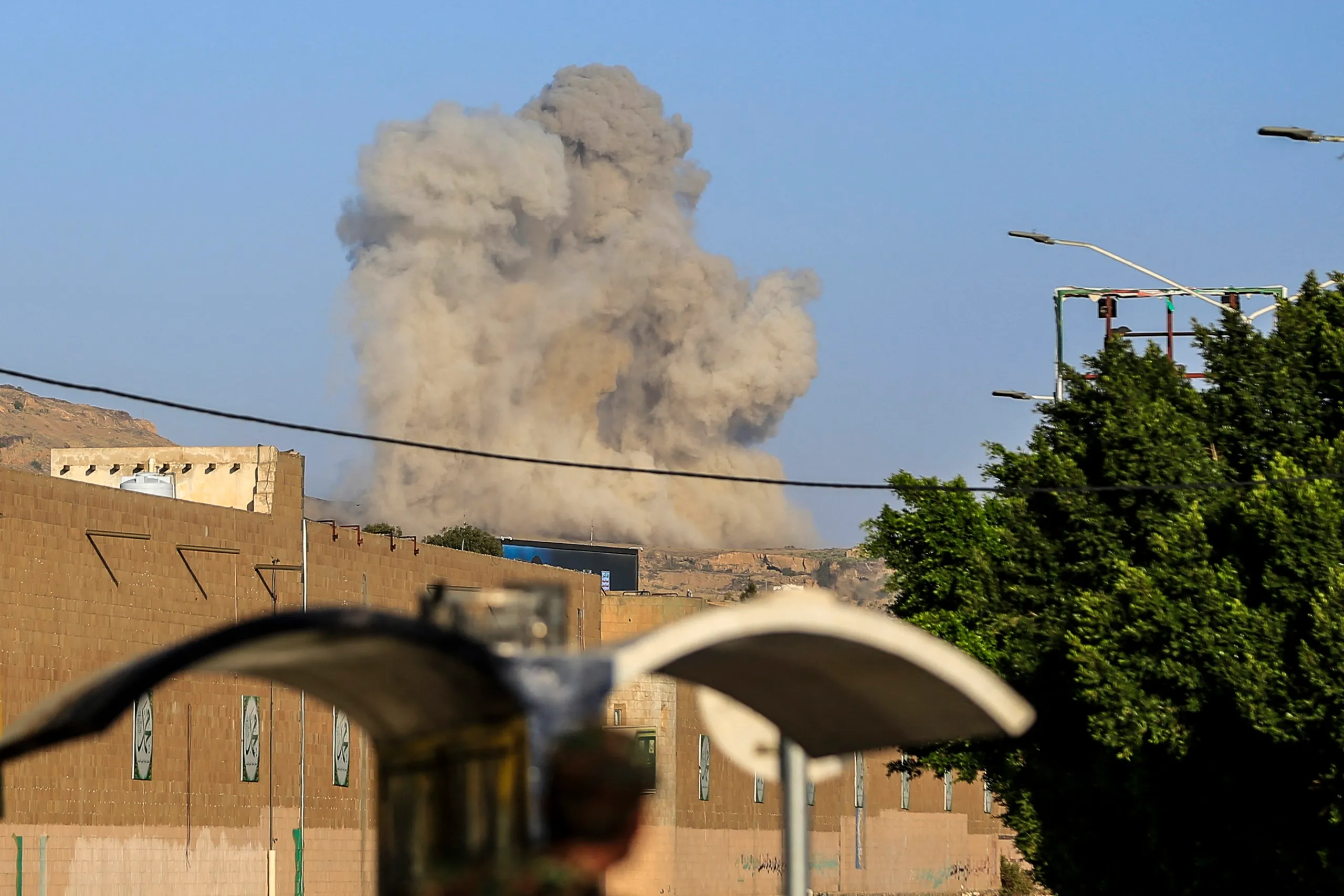 Khói bốc lên sau cuộc tấn công của Liên quân do Saudi Arabia dẫn đầu nhằm vào thủ đô Sanaa, Yemen ngày 9-10 - Ảnh: AFP