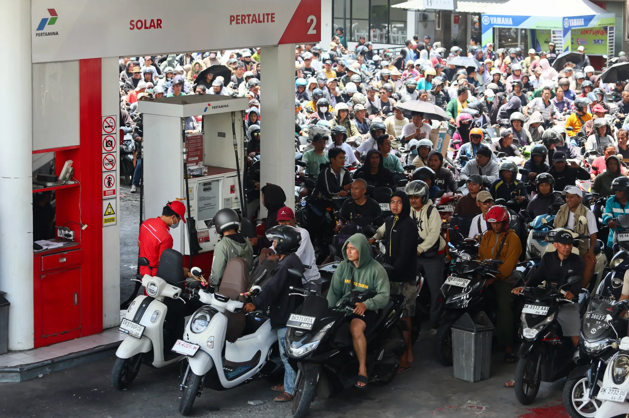 Dòng người xếp hàng chờ đổ xăng tại một trạm xăng Pertamina thuộc sở hữu nhà nước ở Badung, Indonesia, trong bối cảnh nhiều quốc gia Đông Nam Á đang đối mặt với tình trạng thiếu hụt nguồn cung nhiên liệu - Ảnh: REUTERS